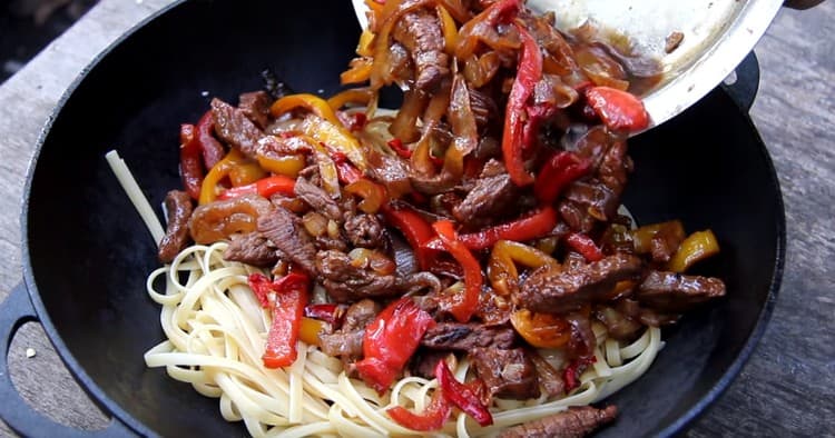 Unisci i noodles finiti con verdure e carne.