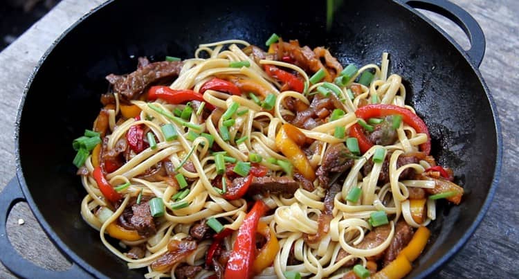 Gli spaghetti di grano con carne e verdure sono pronti.