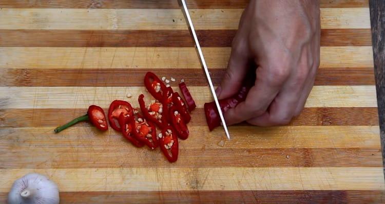 Trita finemente il peperoncino.