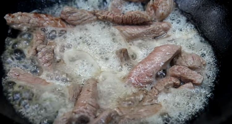 Spalmiamo la carne in olio e friggiamo.