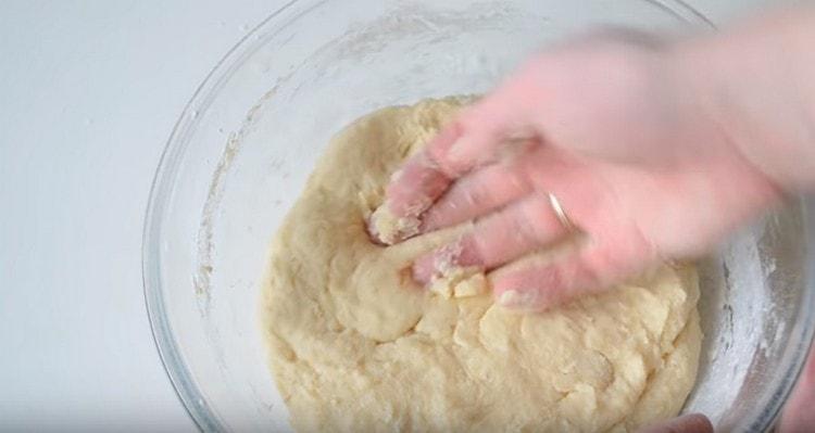 Successivamente, impastare l'impasto con le mani e lasciarlo in un luogo caldo.