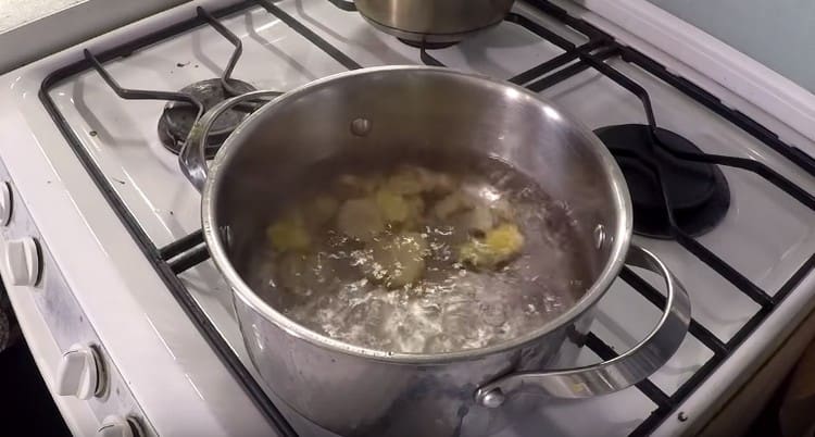 Diffondere in acqua bollente affettato radici di galanga e zenzero.