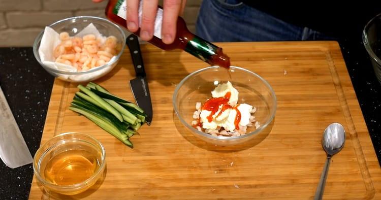 Aggiungi il formaggio Philadelphia, la salsa piccante, il caviale di capelin ai gamberi tritati.