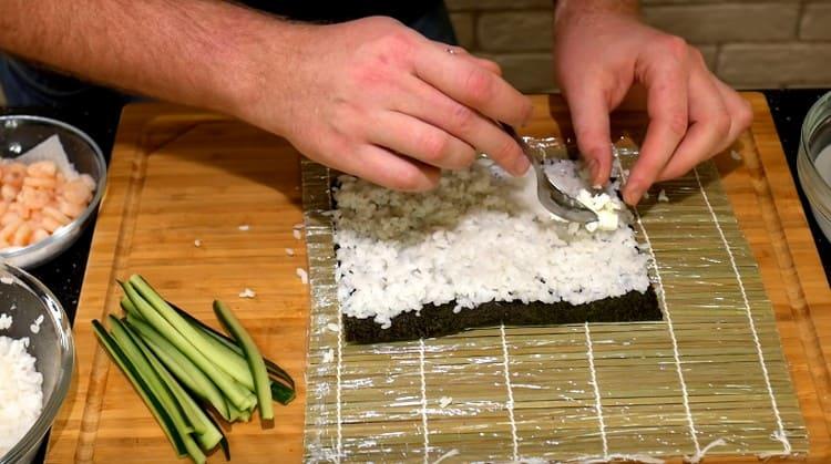 Distribuire una striscia di crema di formaggio.