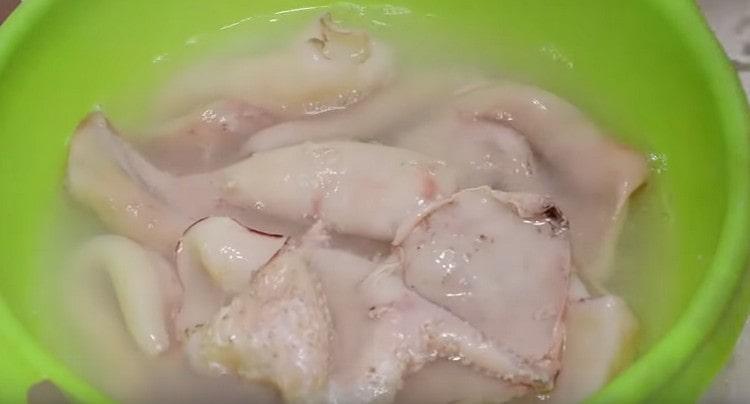 Tre volte versare i calamari con acqua bollente.