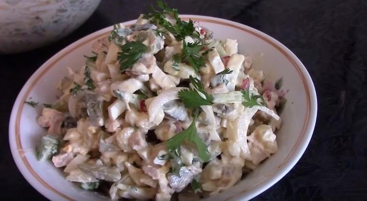 L'insalata di calamari in scatola è pronta.