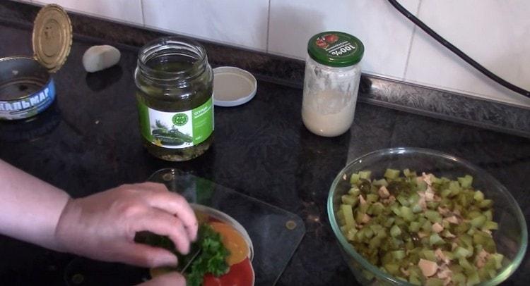 Macina le erbe e aggiungi l'insalata.