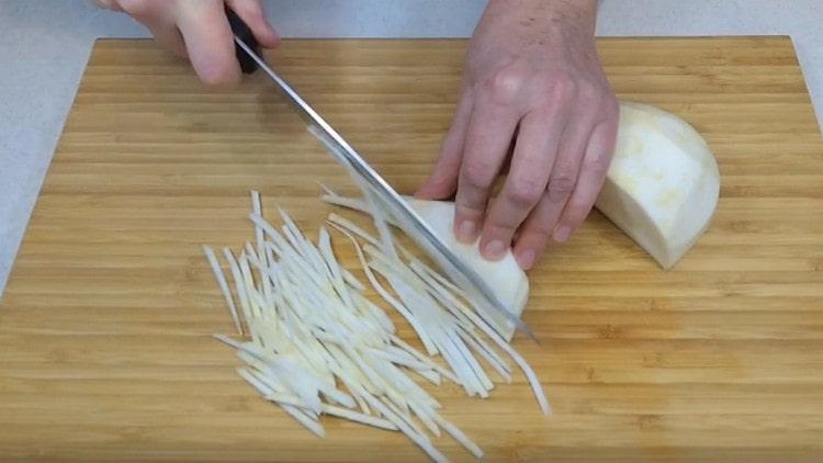 tagliare la radice di sedano con le stesse strisce sottili.