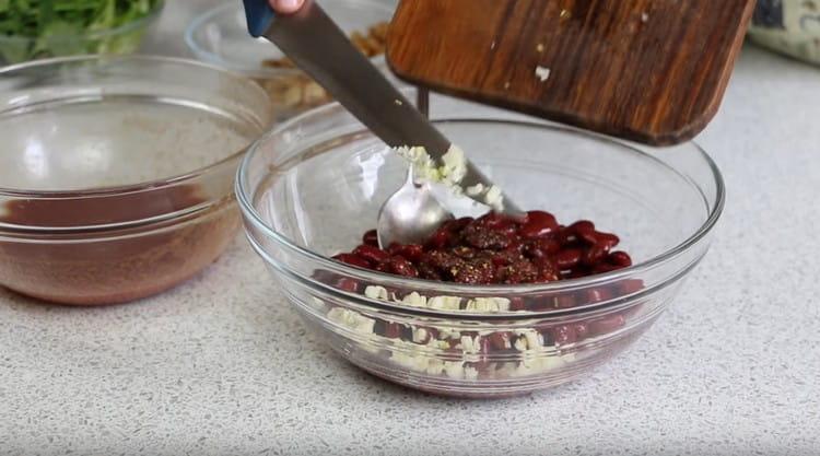 Aggiungi l'aglio tritato ai fagioli.