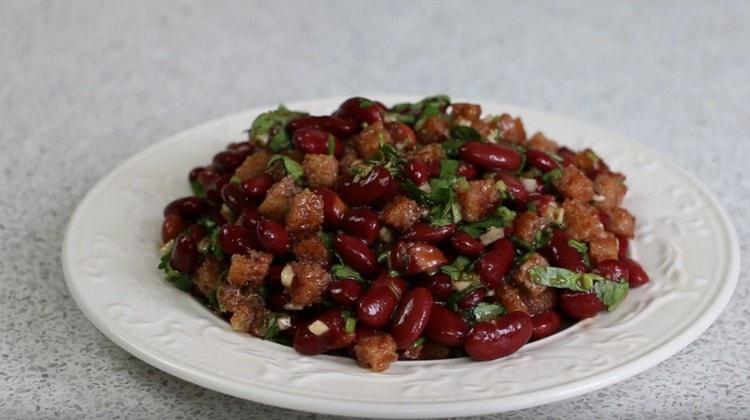 L'appetitosa insalata magra con fagioli in scatola è pronta.