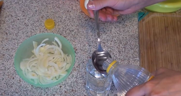 Piantiamo aceto in un bicchiere d'acqua.