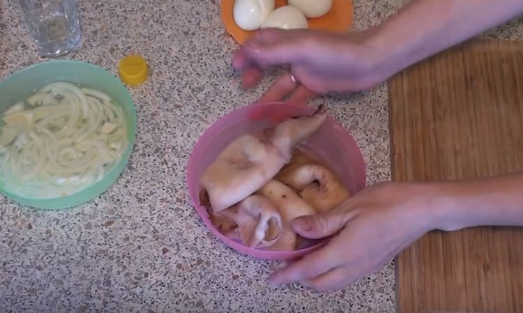 Puliamo e cuciniamo i calamari.