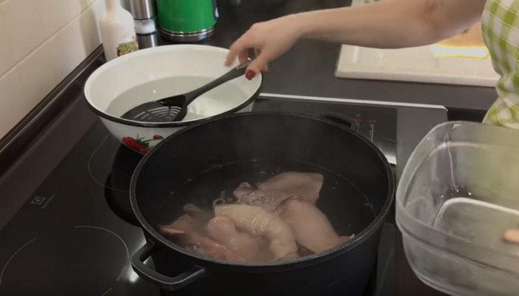 Metti i calamari in acqua bollente e attendi nuovamente l'ebollizione.