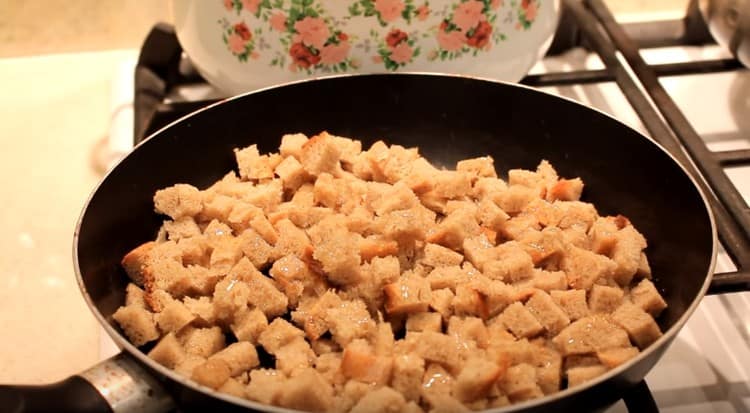 Cucinare i cracker fatti in casa o prendere acquistati.