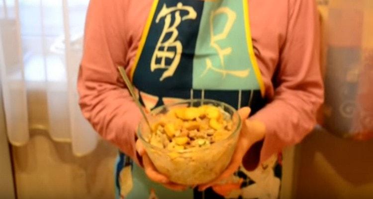 Un'insalata semplice e gustosa con fagioli rossi è pronta.