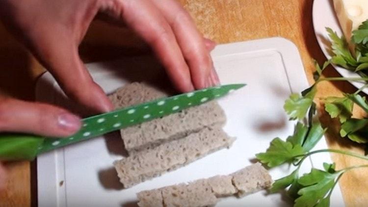 Tagliare il pane di segale in un cubo.