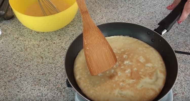 Ogni frittata viene fritta fino a doratura su entrambi i lati.