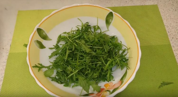 Metti la rucola lavata su un piatto.