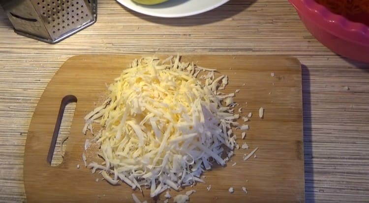 su una grattugia grossa strofiniamo anche il formaggio a pasta dura.