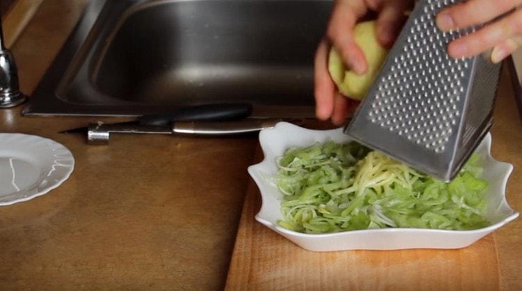 il terzo strato di insalata sarà una mela grattugiata.