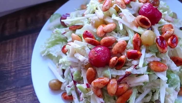 L'insalata preparata con tale ricetta con sedano a gambo è inoltre decorata con noci e uva rimanente.