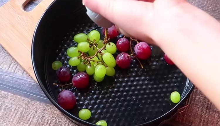 Versare l'uva con olio, sale e pepe, inviare al forno.