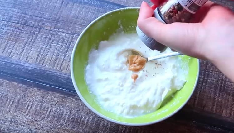 Stiamo preparando un condimento per insalata a base di yogurt e senape.