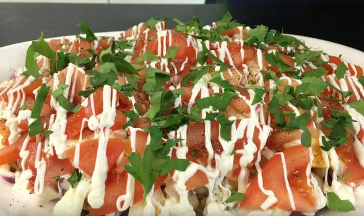 Insalata pronta con tonno e fagioli cospargere con erbe tritate.