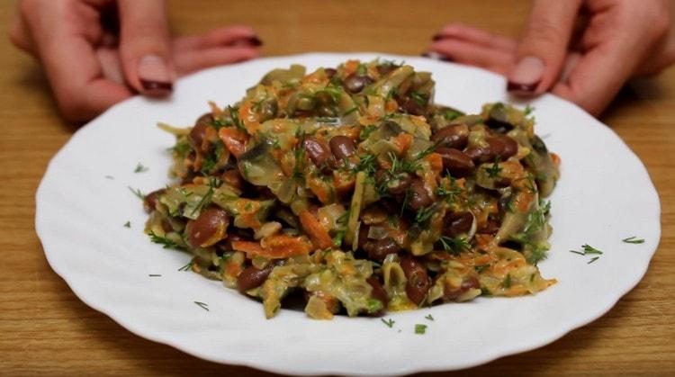 L'insalata appetitosa con fagioli e funghi è pronta.