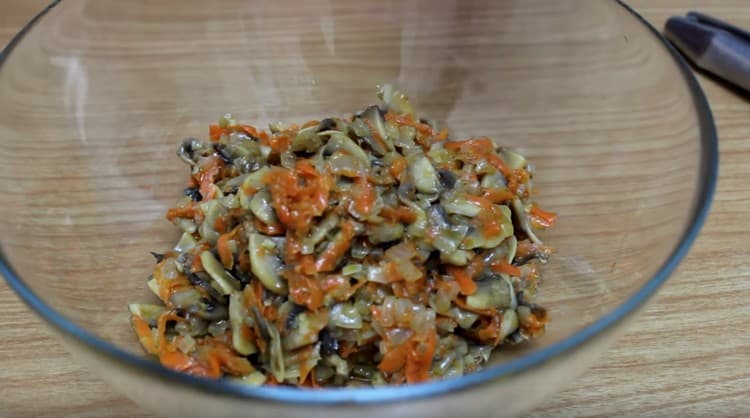 Trasformiamo le verdure raffreddate con i funghi in un'insalatiera capiente.