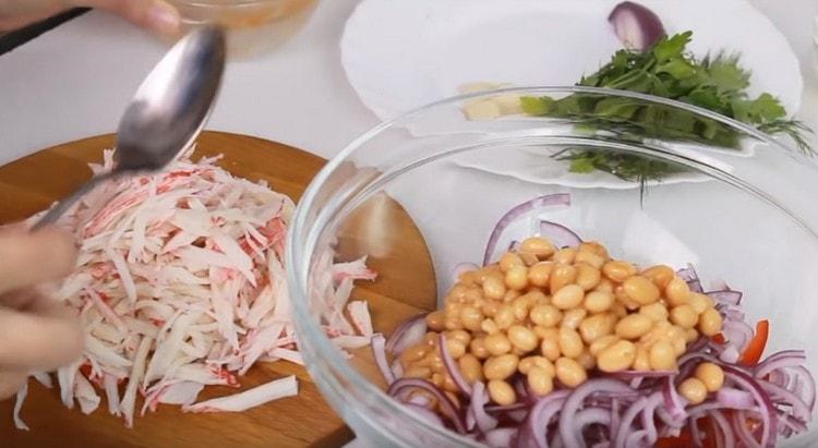 In una ciotola con componenti già preparati, stendi i fagioli in scatola.