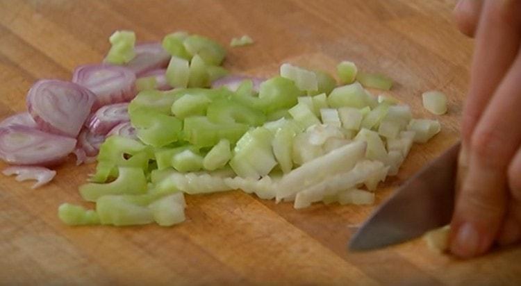 Tutte le verdure necessarie vengono tagliate a cubetti.