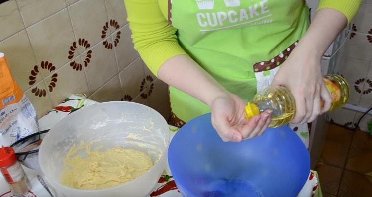 Ungiamo la ciotola e le mani con olio vegetale.