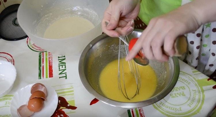 Per sapore, aggiungi la noce moscata al muffin.