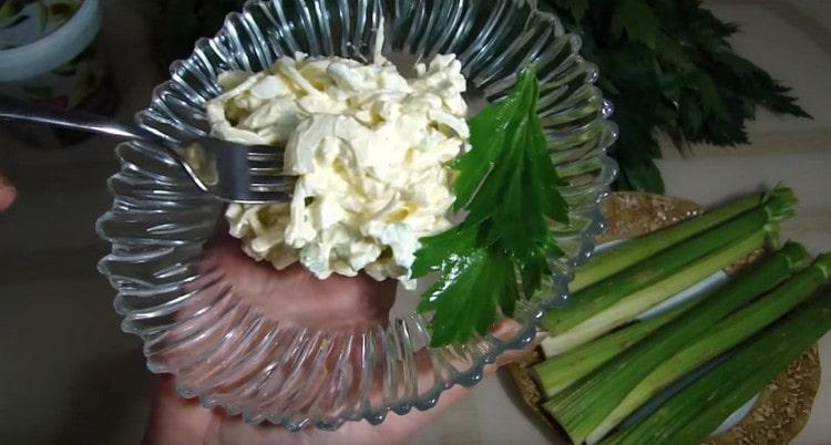 Questa ricetta per il sedano picciolo produce un'insalata veloce in pochi minuti.