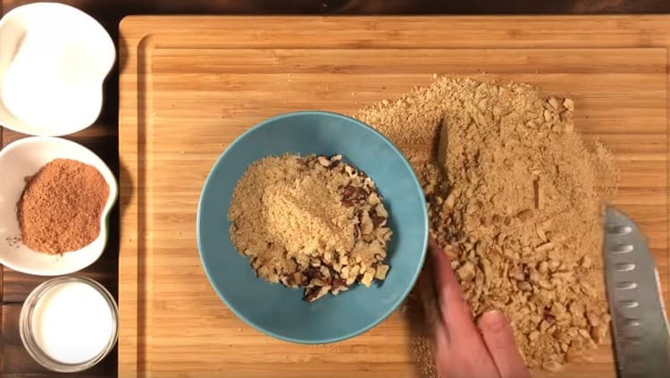 Mescolare i biscotti con le noci in una ciotola.