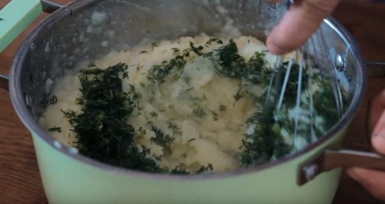 Aggiungi l'aneto alle purè di patate e mescola.