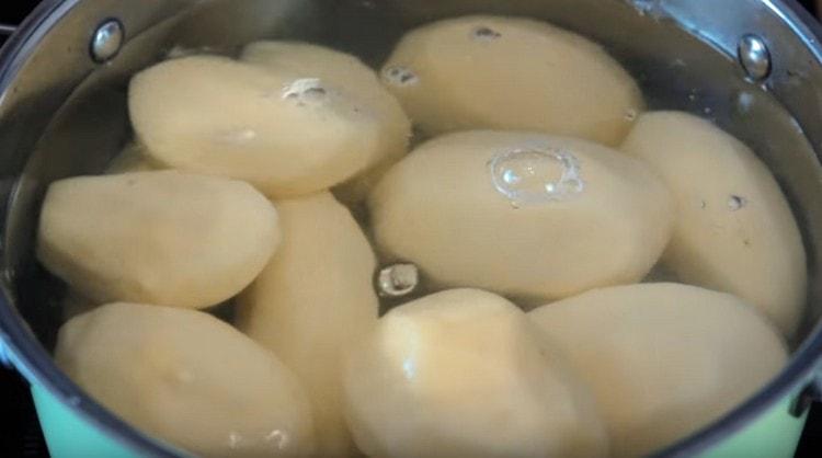 Sbucciamo le patate, riempiamo d'acqua e mettiamo a cuocere.