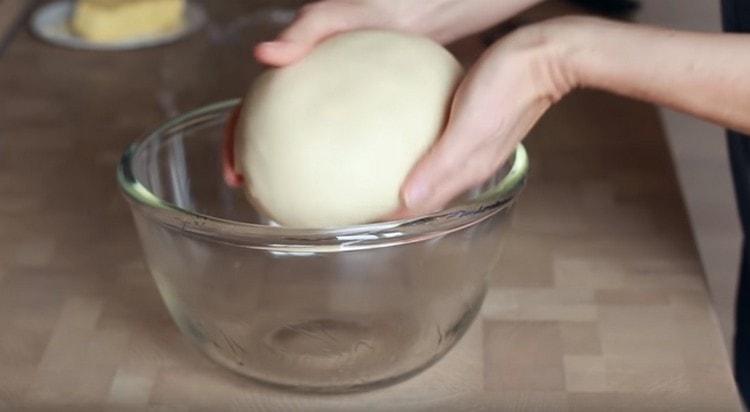 Quindi l'impasto deve essere impastato e refrigerato.