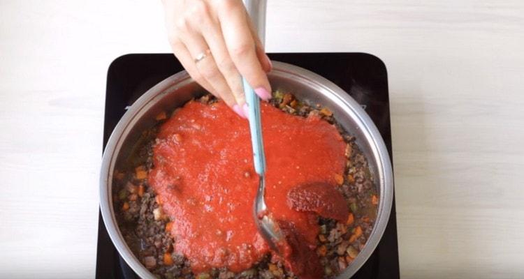 Aggiungi i pomodori tritati e il concentrato di pomodoro.