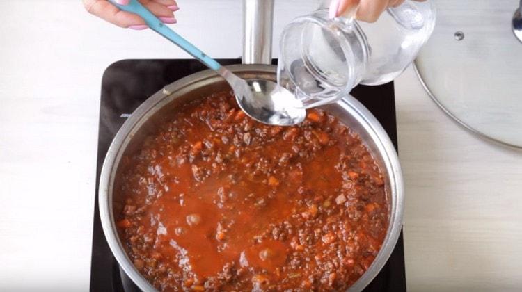 Quindi, aggiungi acqua o brodo alla salsa.