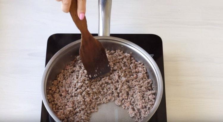 Friggere la carne tritata in una padella.