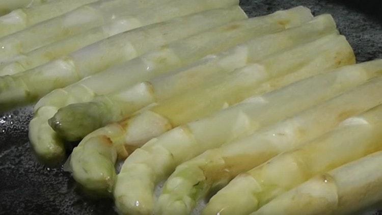 Mettiamo gli asparagi in padella.