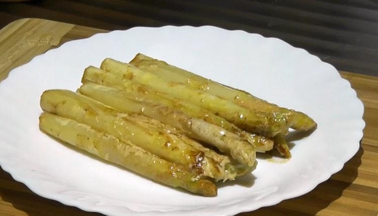 Metti gli asparagi su un piatto da portata.