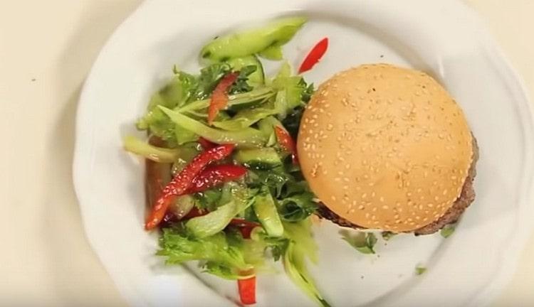 Prova a preparare questa insalata con uno stelo di sedano.