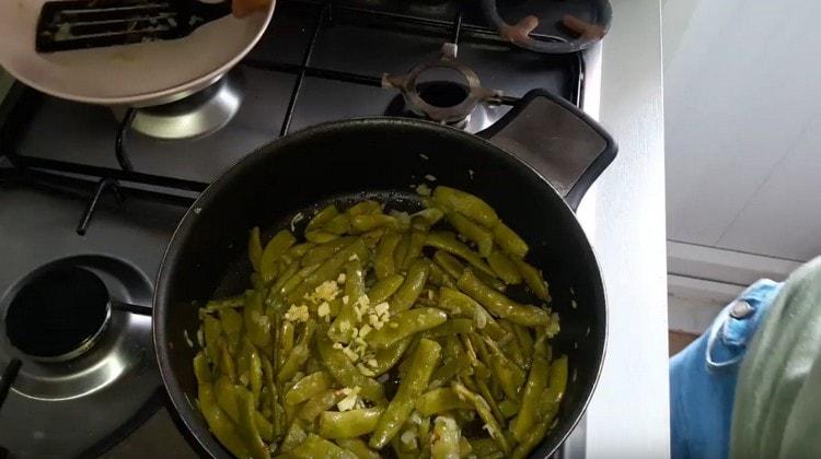 Aggiungi l'aglio tritato ai fagioli in una padella.