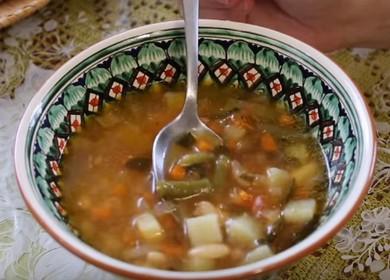 Cucina una deliziosa zuppa di fagioli bianchi secondo una ricetta passo-passo con una foto.