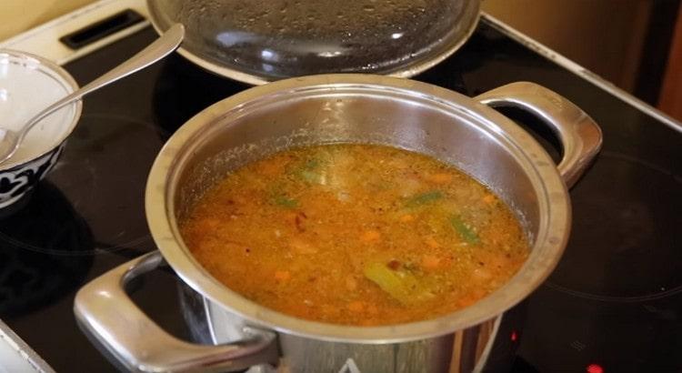 La zuppa di fagioli bianchi finita dovrebbe idealmente essere infusa sotto il coperchio.