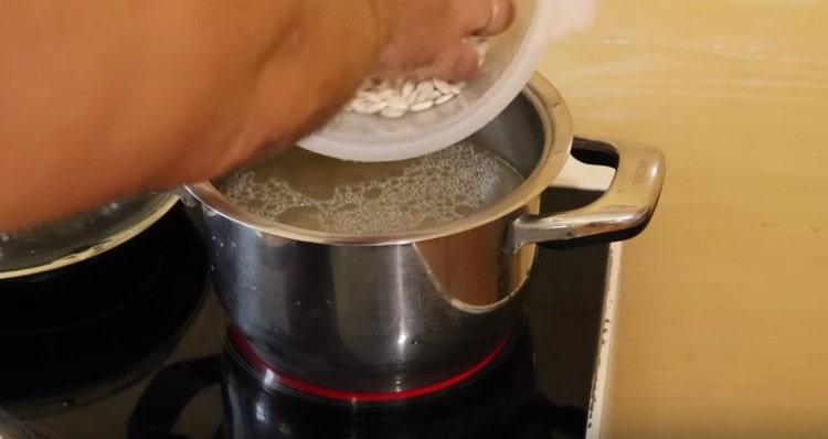 Laviamo i fagioli precedentemente imbevuti e li mandiamo a bollire nel brodo.