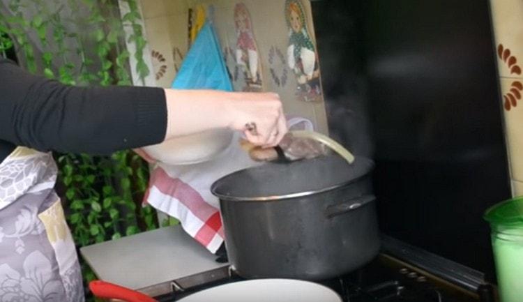 Prepariamo il brodo di carne, quindi ne ricaviamo carne.